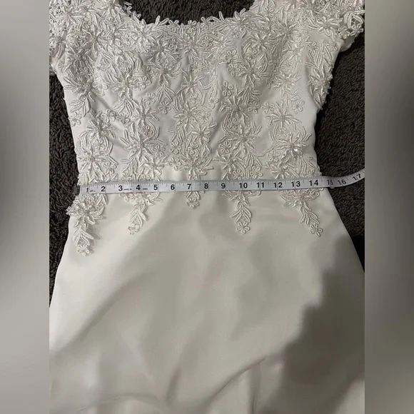 Alfred Angelo Short Sleeve Beaded Wedding Gown -Size 6 - Picture 7 of 7